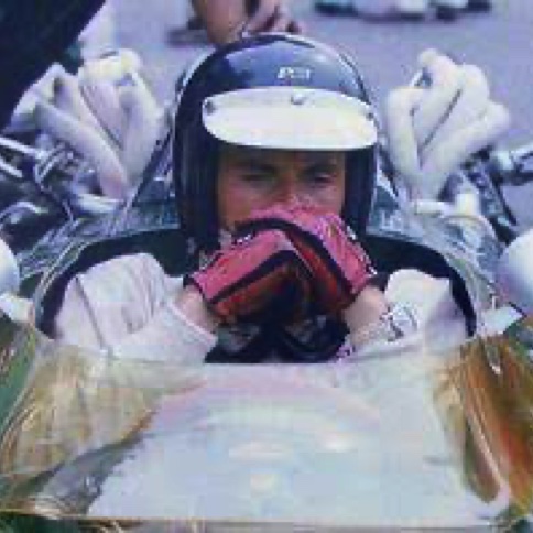 Copncentré, dans le cockpit de la Lotus 38 avant le départ...